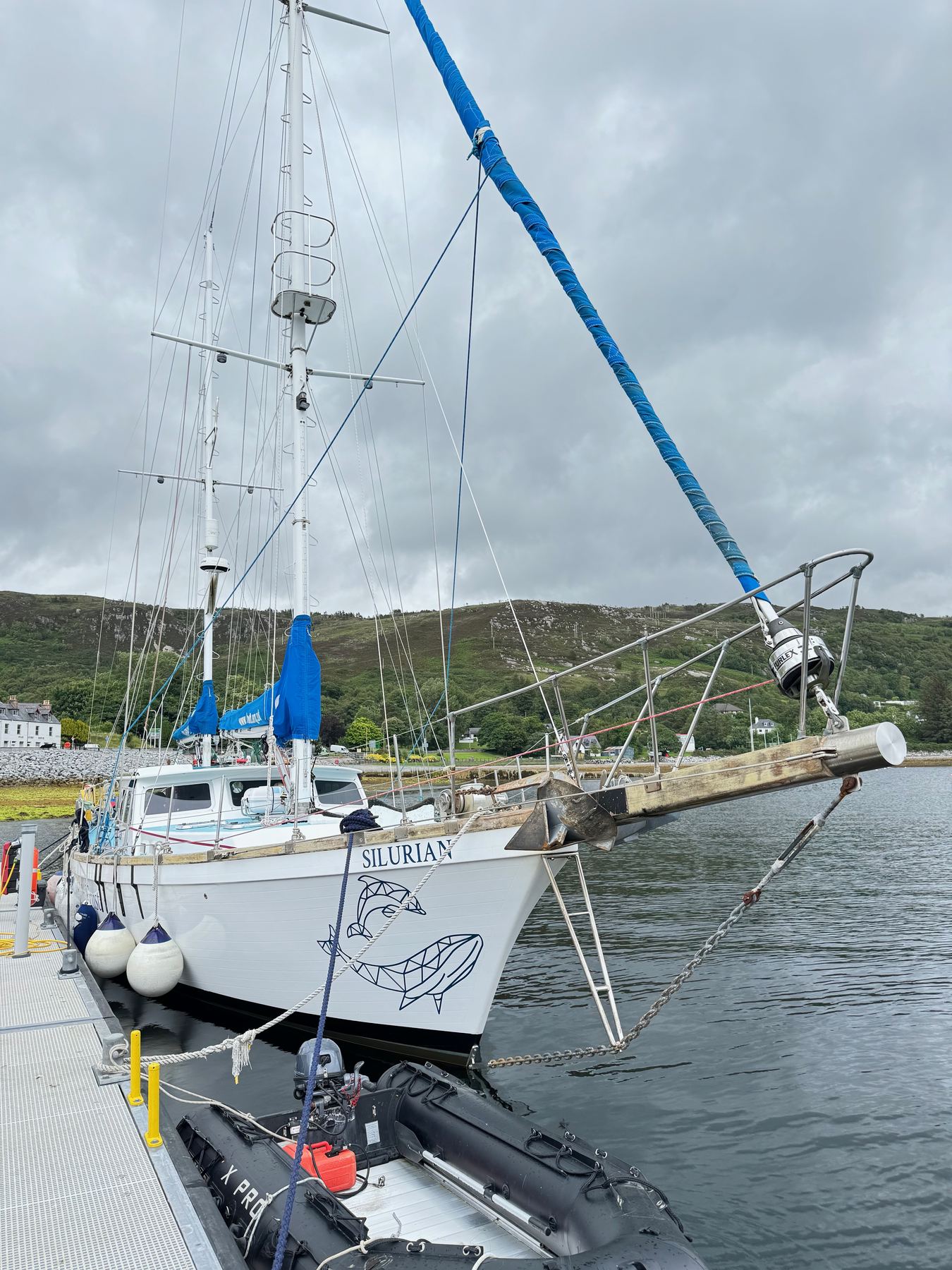 Yacht alongside during a mast operation